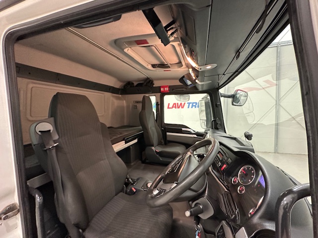 MAN TGS 26.320 6×2 Sleeper Cab Fridge Box