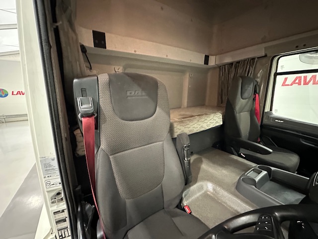 DAF CF 330 6×2 Rear Lift Sleeper Cab Curtainsider
