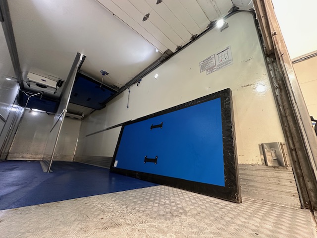 DAF CF 370 6×2 Sleeper Cab Fridge Box