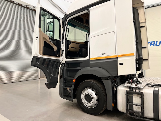 Mercedes Actros 2545 6×2 Midlift Tractor Unit