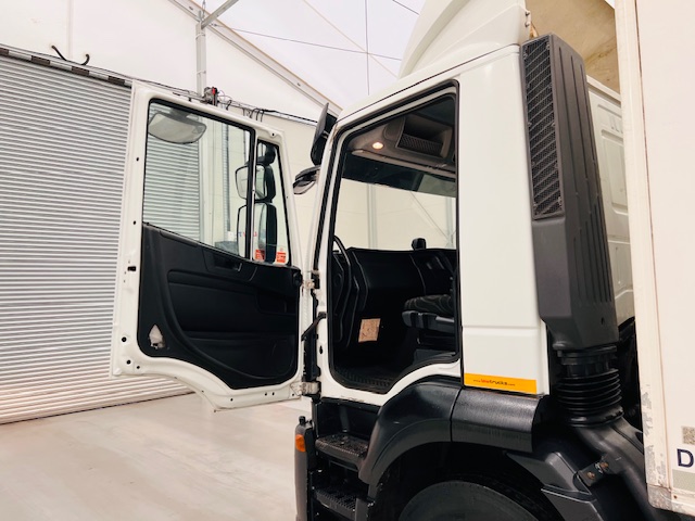 Iveco Stralis 310 AT 6×2 Box Van