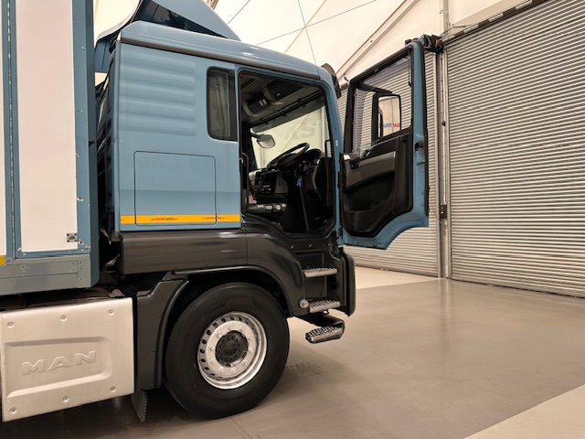 MAN TGS 26.360 6×2 Sleeper Cab Insulated Box Van