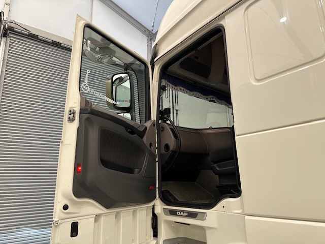 DAF XF 530 6×2 Midlift Tractor Unit