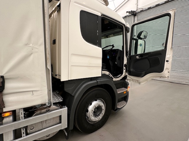 Scania P230 4×2 Sleeper Cab Curtainsider Manual