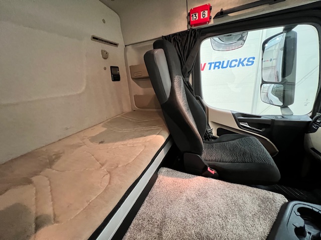 Mercedes Actros 1824 4×2 Sleeper Cab Curtainsider