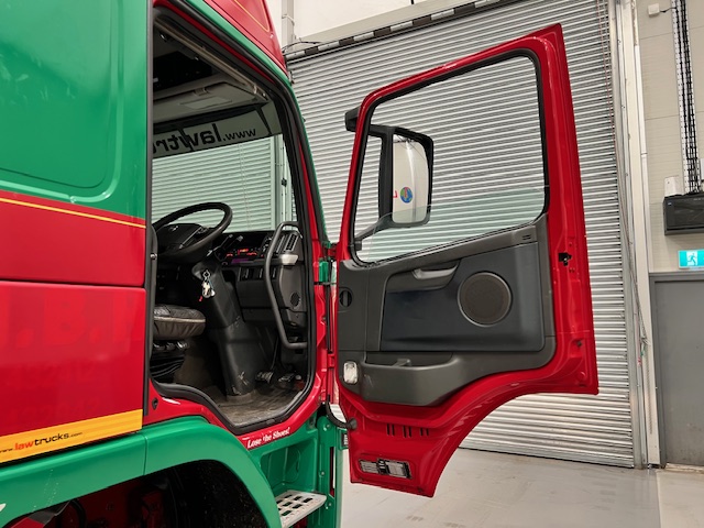 Volvo FM 450 6×2 Sleeper Cab Curtainsider