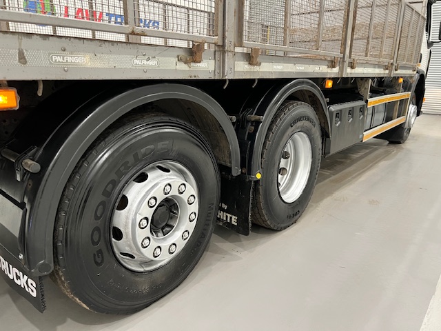 Renault C320 6×2 Day Cab Dropside with Crane