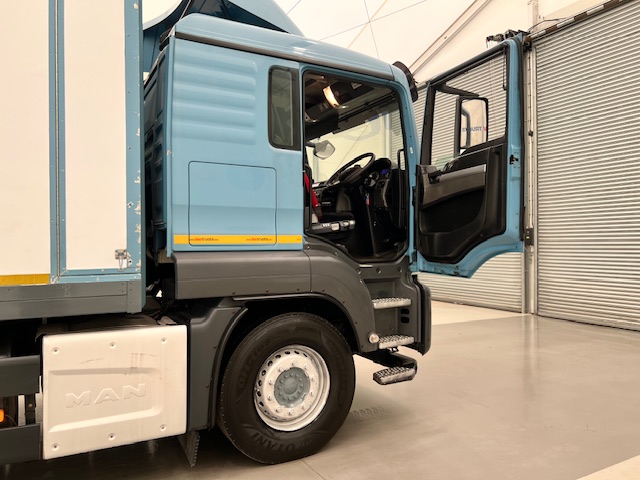 MAN TGS 26.320 6×2 Sleeper Cab Insulated Box Van