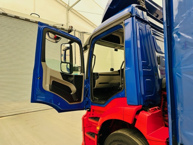 Mercedes Actros 1824 Day Cab Curtainsider