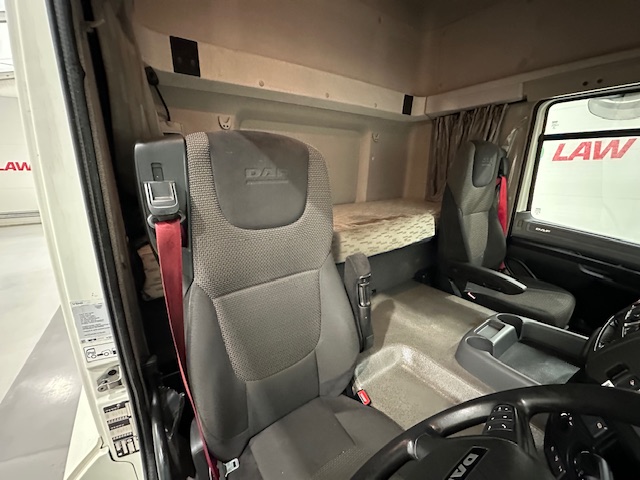 DAF CF 330 6×2 Rear Lift Sleeper Cab Curtainsider