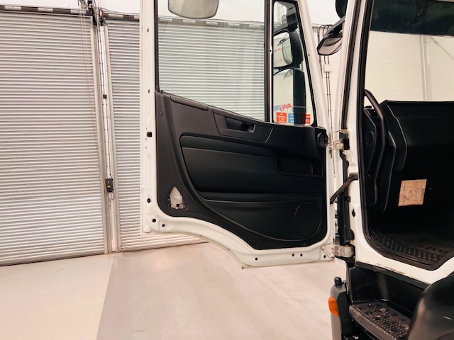 Iveco Stralis 310 AT 6×2 Box Van