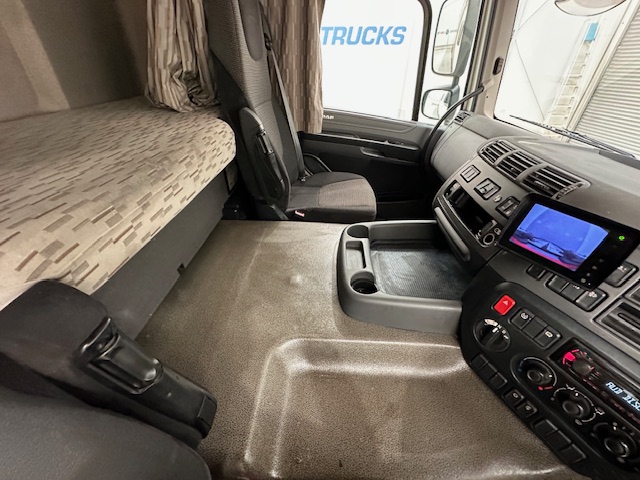 DAF CF 310 Sleeper Cab Curtainsider