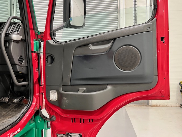 Volvo FM 450 6×2 Sleeper Cab Curtainsider