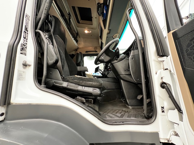 Mercedes Actros 1824 4×2 Sleeper Cab Fridge Box