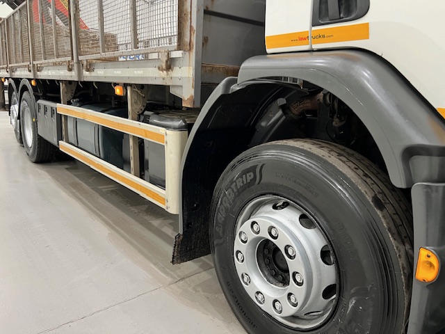 Renault C320 6×2 Day Cab Dropside with Crane