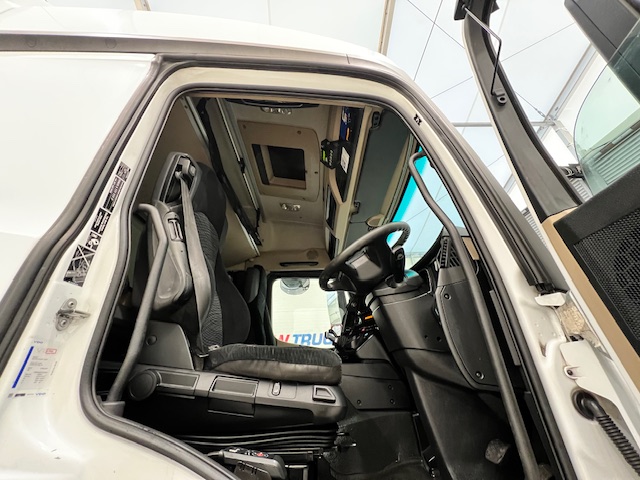 Mercedes Actros 1824 4×2 Sleeper Cab Fridge Box