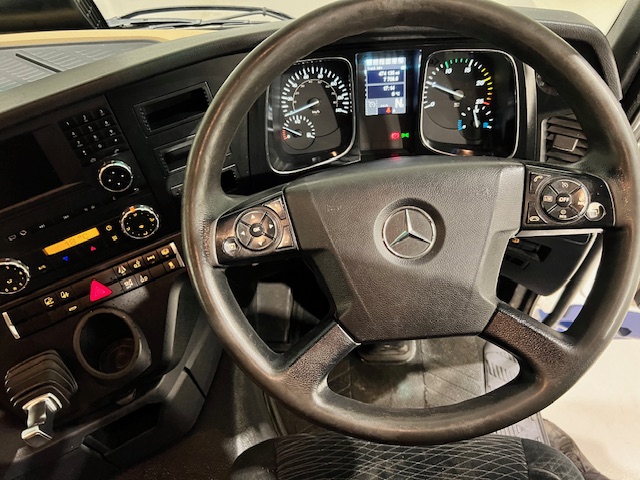 Mercedes Actros 2530 6×2 Sleeper Cab Curtainsider