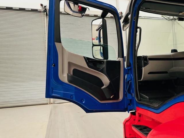 Mercedes Actros 1824 Day Cab Curtainsider