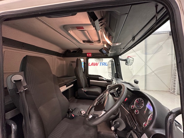 MAN TGS 26.320 6×2 Sleeper Cab Fridge Box