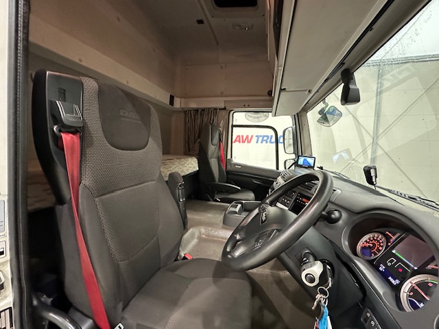 DAF CF 330 6×2 Rear Lift Sleeper Cab Curtainsider