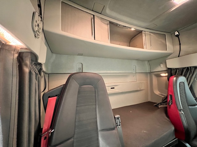 Volvo FH 460 6×2 Midlift Tractor Unit