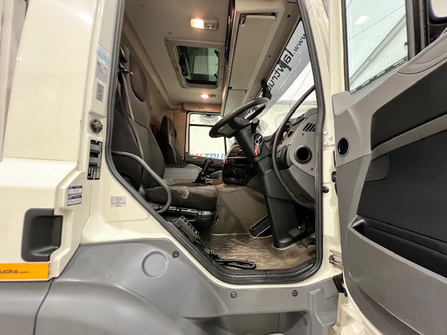 DAF CF 260 4×2 Day Cab Fridge Box