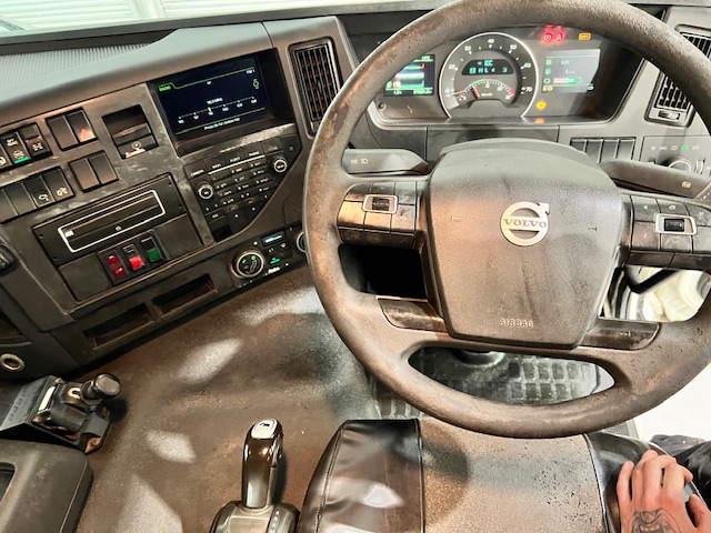 Volvo FMX 420 8×4 Day Cab Steel Tipper