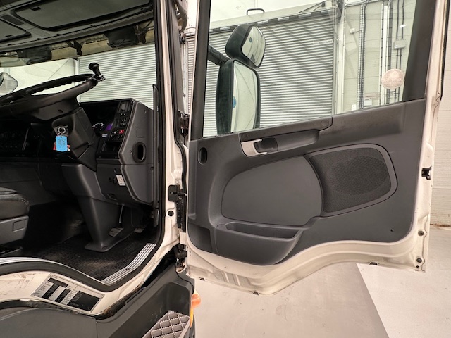 Scania P230 4×2 Sleeper Cab Curtainsider Manual