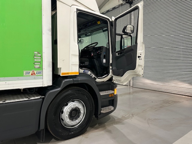 Scania P280 6×2 Rear Lift Day Cab Fridge Box