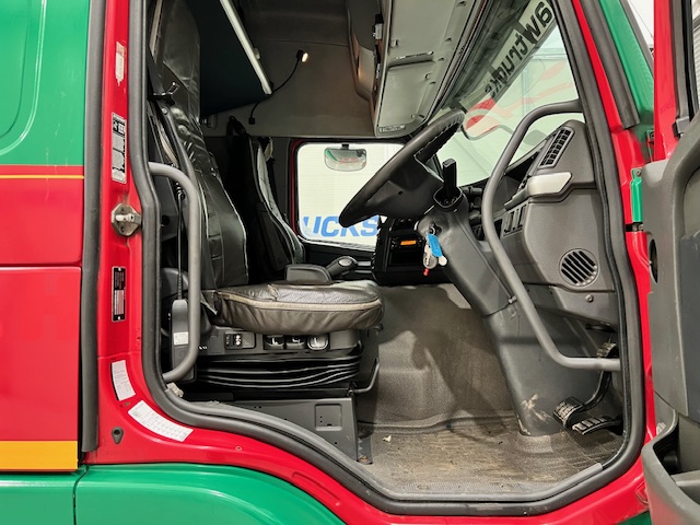 Volvo FM 450 6×2 Sleeper Cab Curtainsider