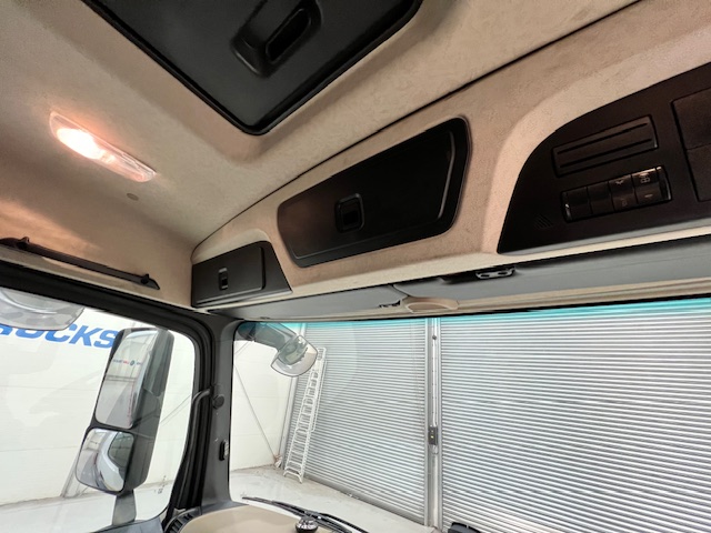 Mercedes Actros 1824 4×2 Sleeper Cab Curtainsider