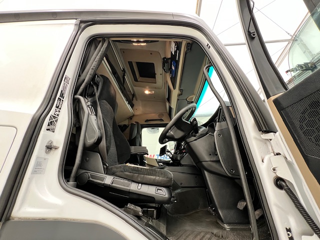 Mercedes Actros 1824 4×2 Sleeper Cab Fridge Box