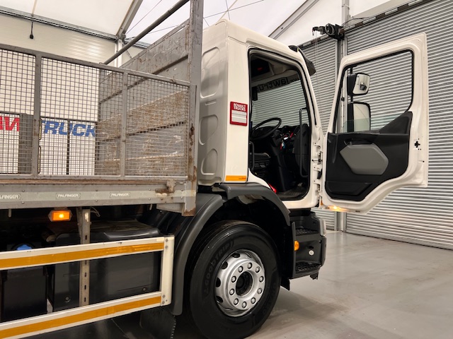 Renault C320 6×2 Day Cab Dropside with Crane