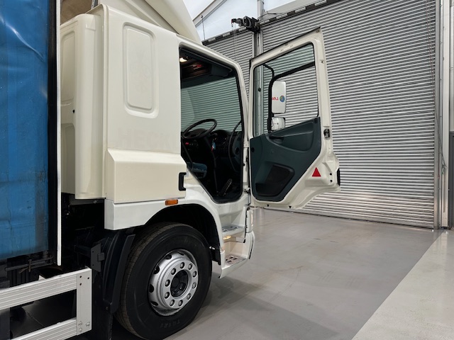DAF CF65 220 Sleeper Cab Curtainsider Manual