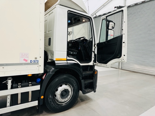Iveco Stralis 310 AT 6×2 Box Van