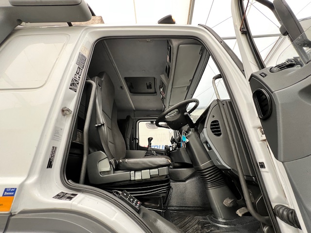 Mercedes Axor 2529 6×2 Rear Lift Sleeper Cab Fridge Box