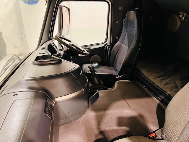 Volvo FM9 260 10 Tyre Sleeper Cab Curtainsider