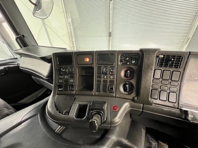 Scania P94 220 4×2 Sleeper Cab Box Van Manual