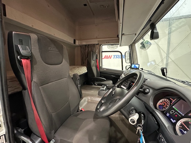 DAF CF 330 6×2 Rear Lift Sleeper Cab Curtainsider