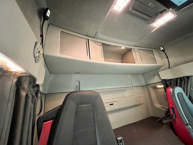 Volvo FH 460 6×2 Midlift Tractor Unit
