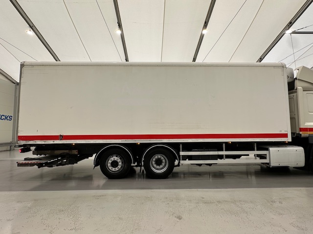 DAF CF 370 6×2 Sleeper Cab Fridge Box