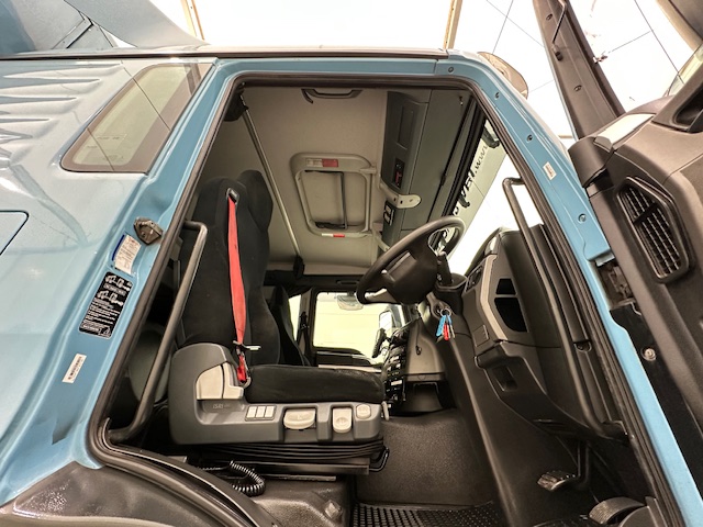 MAN TGS 26.360 6×2 Sleeper Cab Insulated Box Van