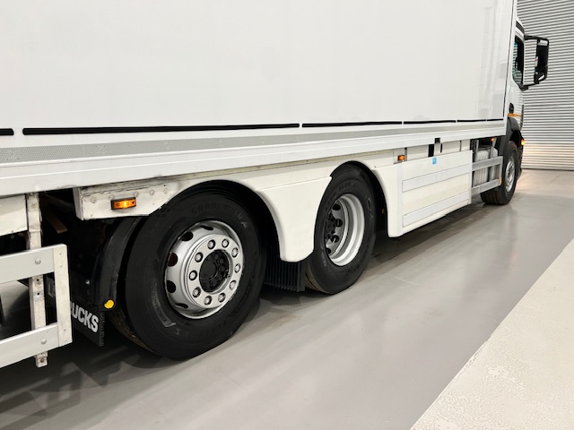 Mercedes Antos 2540 6×2 Rear Lift Day Cab Fridge Box