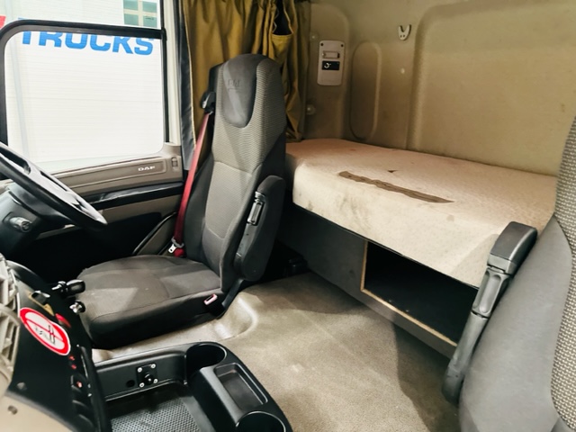 DAF CF75 310 6×2 Rear Lift Sleeper Cab Curtainsider