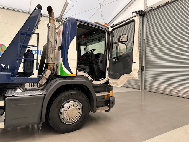 Scania P250 4×2 Day Cab Skip Loader
