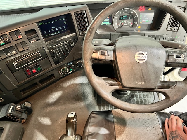 Volvo FMX 420 8×4 Day Cab Steel Tipper