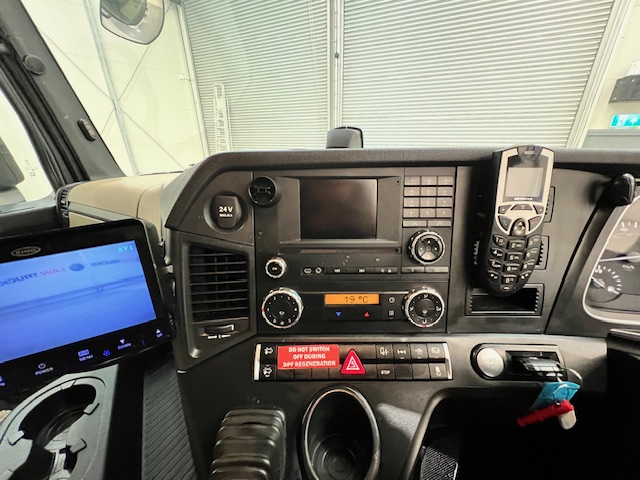 Mercedes Actros 1824 4×2 Sleeper Cab Curtainsider
