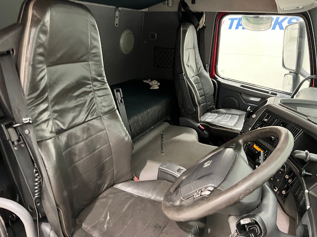 Volvo FM 450 6×2 Sleeper Cab Curtainsider