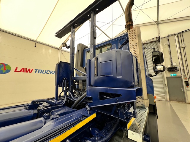 DAF CF85 360 8×4 Day Cab Hookloader