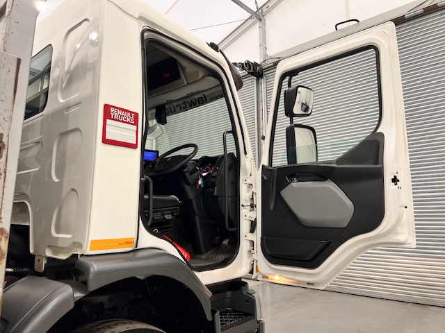 Renault C320 6×2 Day Cab Dropside with Crane